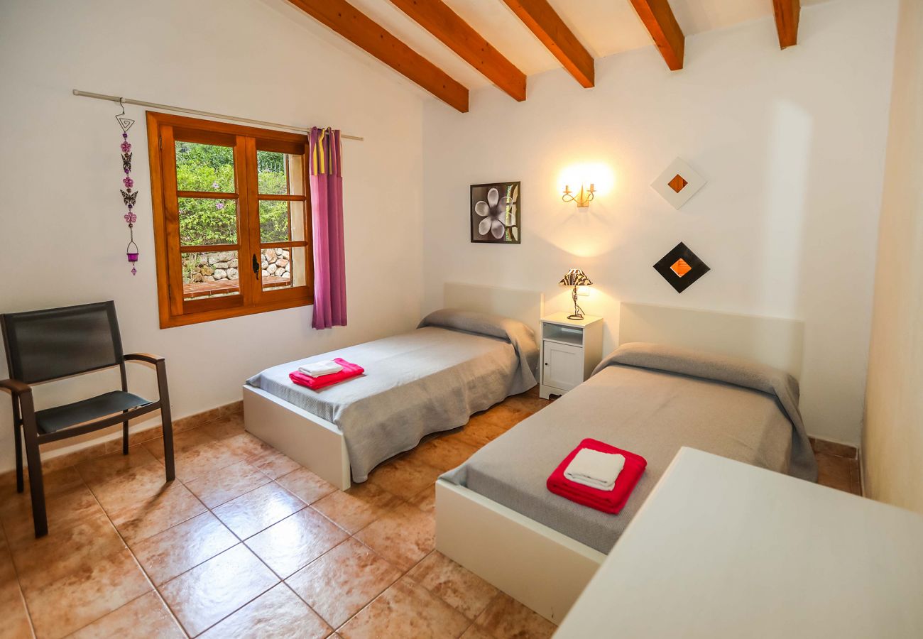 Schlafzimmer mit 2 Einzelbetten der Finca Finca Navarro in Pollensa 