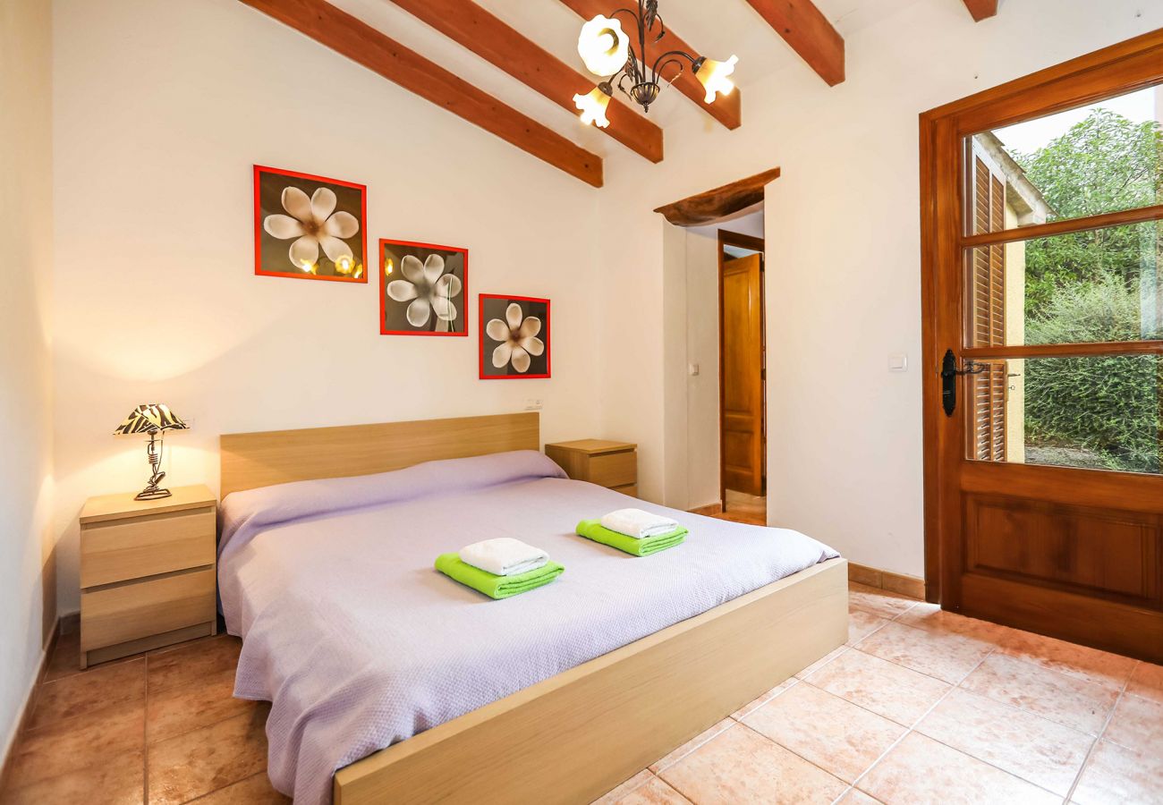Schlafzimmer mit Doppelbett der Finca Finca Navarro in Pollensa 