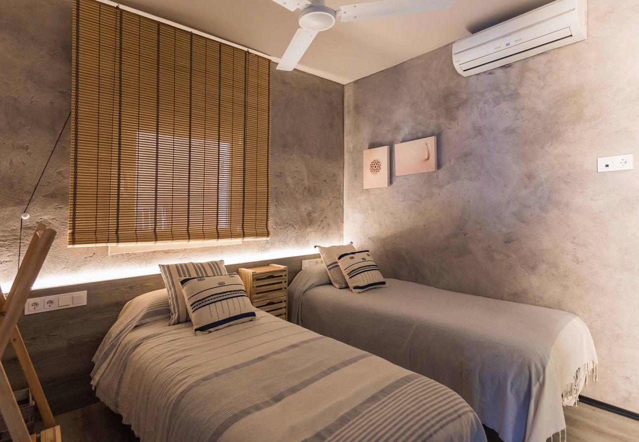 Schlafzimmer mit 2 Einzelbetten der Finca Paradis in Deià