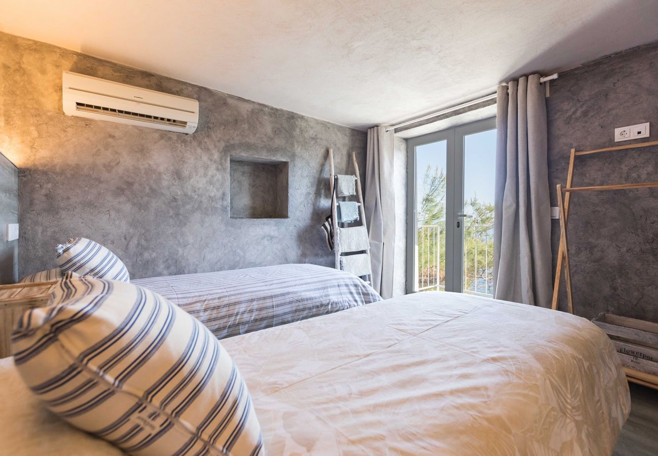 Schlafzimmer mit 2 Einzelbetten der Finca Paradis in Deià