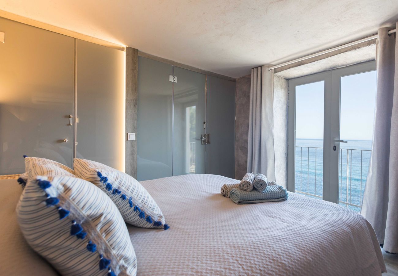 Schlafzimmer mit Doppelbett der Finca Paradis in Deià