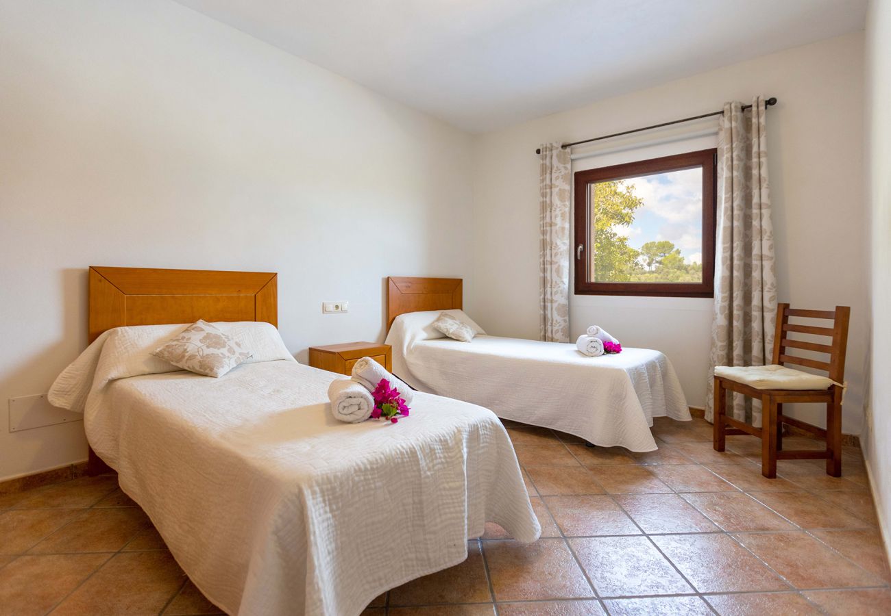 Schlafzimmer mit 2 Einzelbetten der Finca Son Barrigo in Porreres
