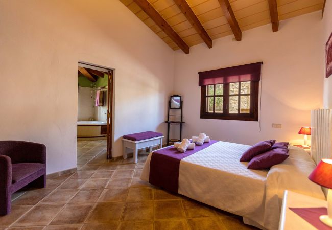 Schlafzimmer mit Doppelbett der Finca Son Suau in Santa Margalida 