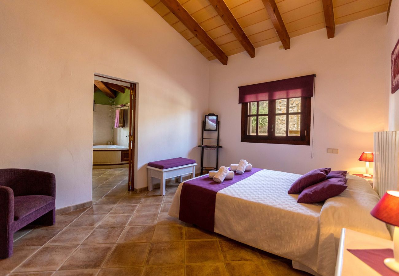 Schlafzimmer mit Doppelbett der Finca Son Suau in Santa Margalida 