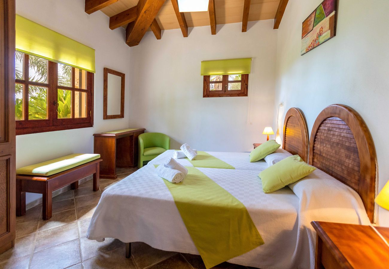 Schlafzimmer mit 2 Einzelbetten der Finca Son Suau in Santa Margalida 