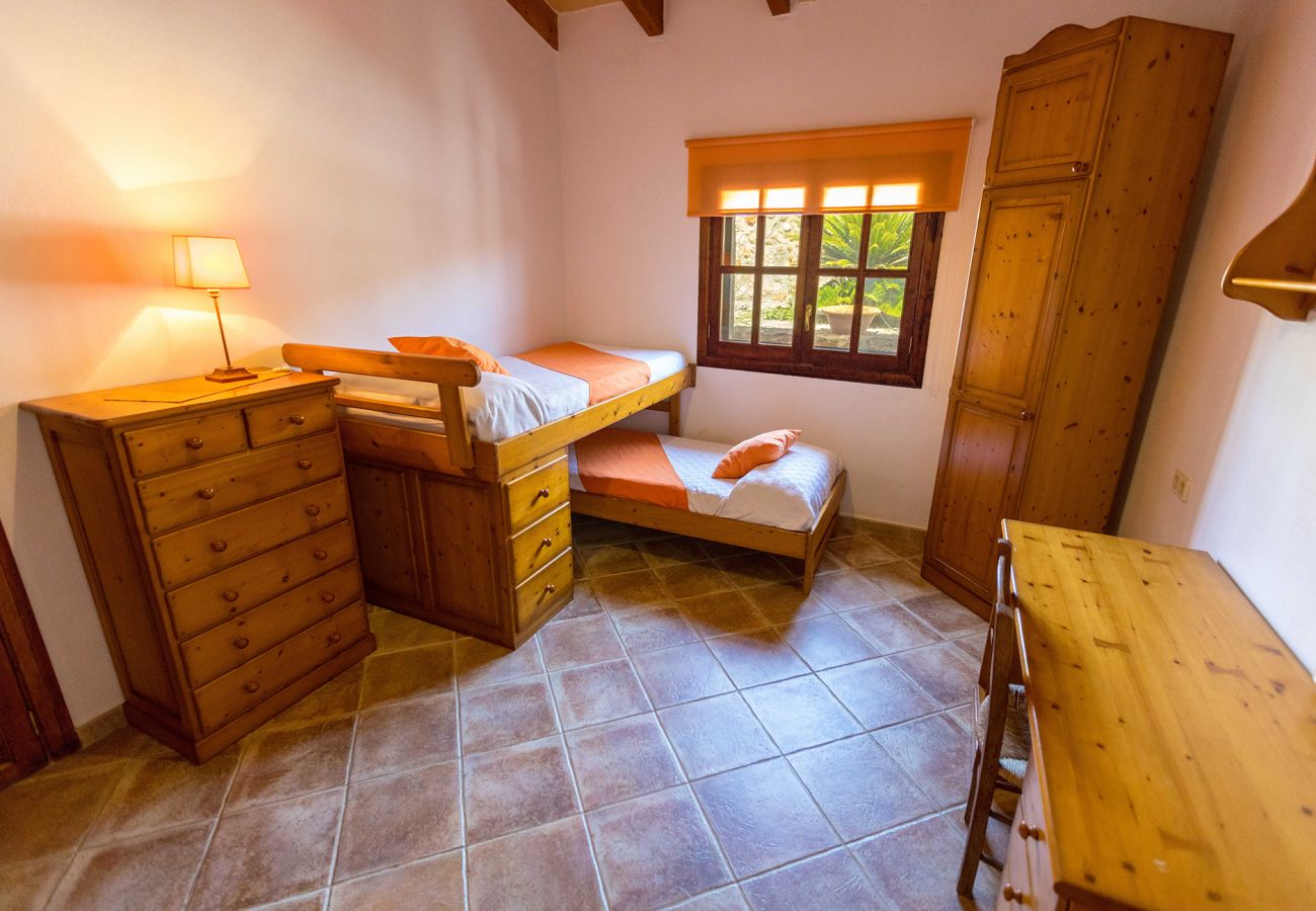 Schlafzimmer mit zwei Einzelbetten der Finca Son Suau bei Santa Margalida