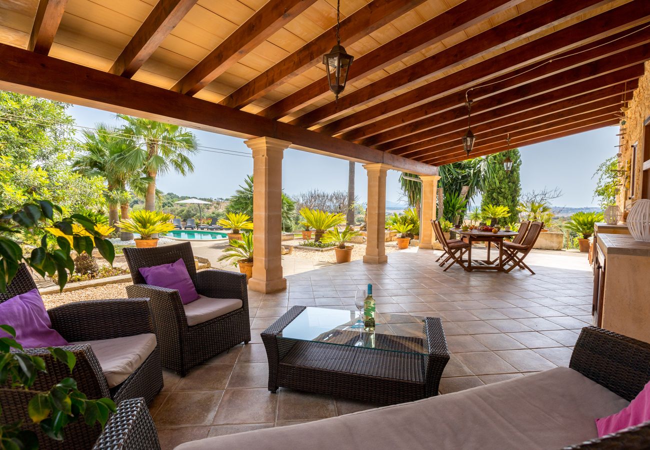 Loungebereich mit Sesseln der überdachten Terrasse der Finca Son Suau bei Santa Margalida