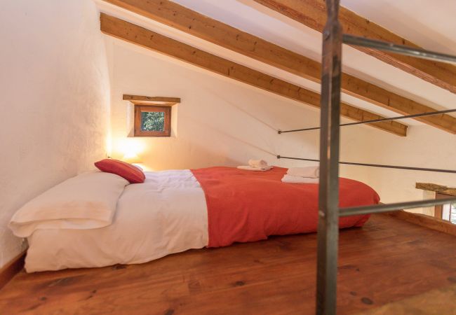 Gemütliches Schlafzimmer mit Dachschräge der Finca Bartolome Buger bei Buger