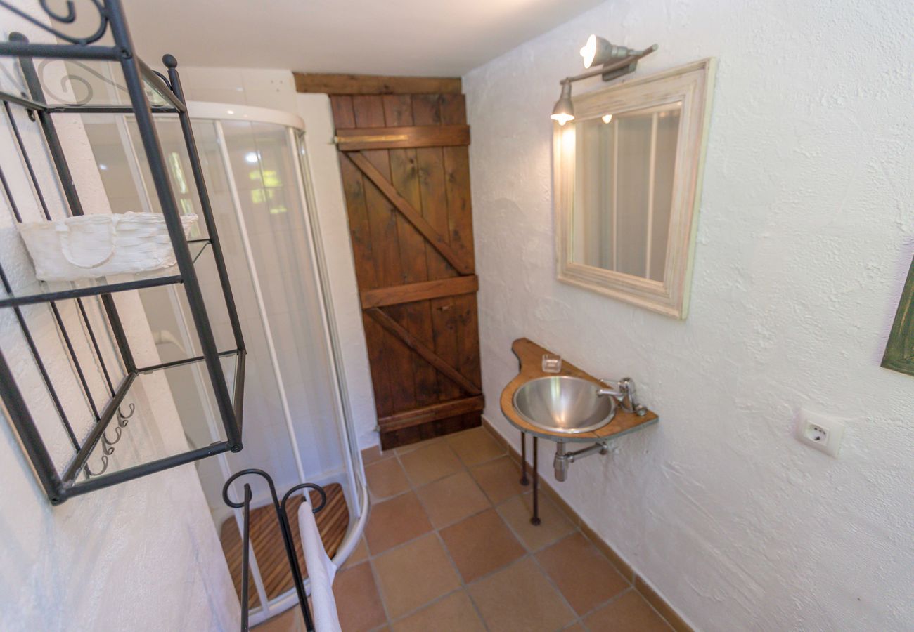 Kleines Badezimmer mit Dusche im Anbau der Finca Bartolome Buger bei Buger