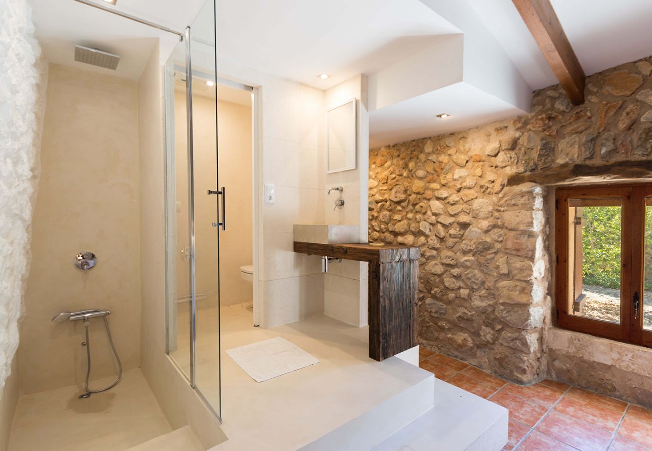 Badezimmer mit Dusche der Finca Bartolome Buger in Buger