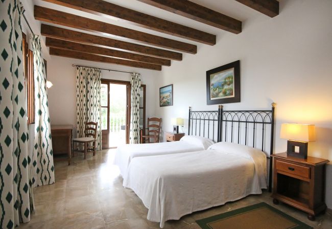 Schlafzimmer mit 2 Einzelbetten der Finca Casa Petra in Petra 