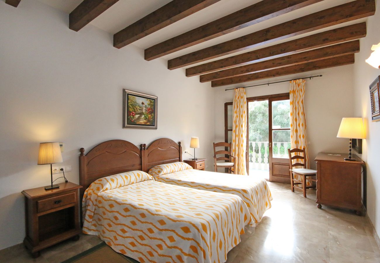 Schlafzimmer mit 2 Einzelbetten der Finca Casa Petra in Petra