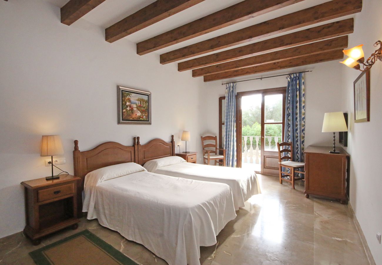 Schlafzimmer mit 2 Einzelbetten der Finca Casa Petra in Petra 