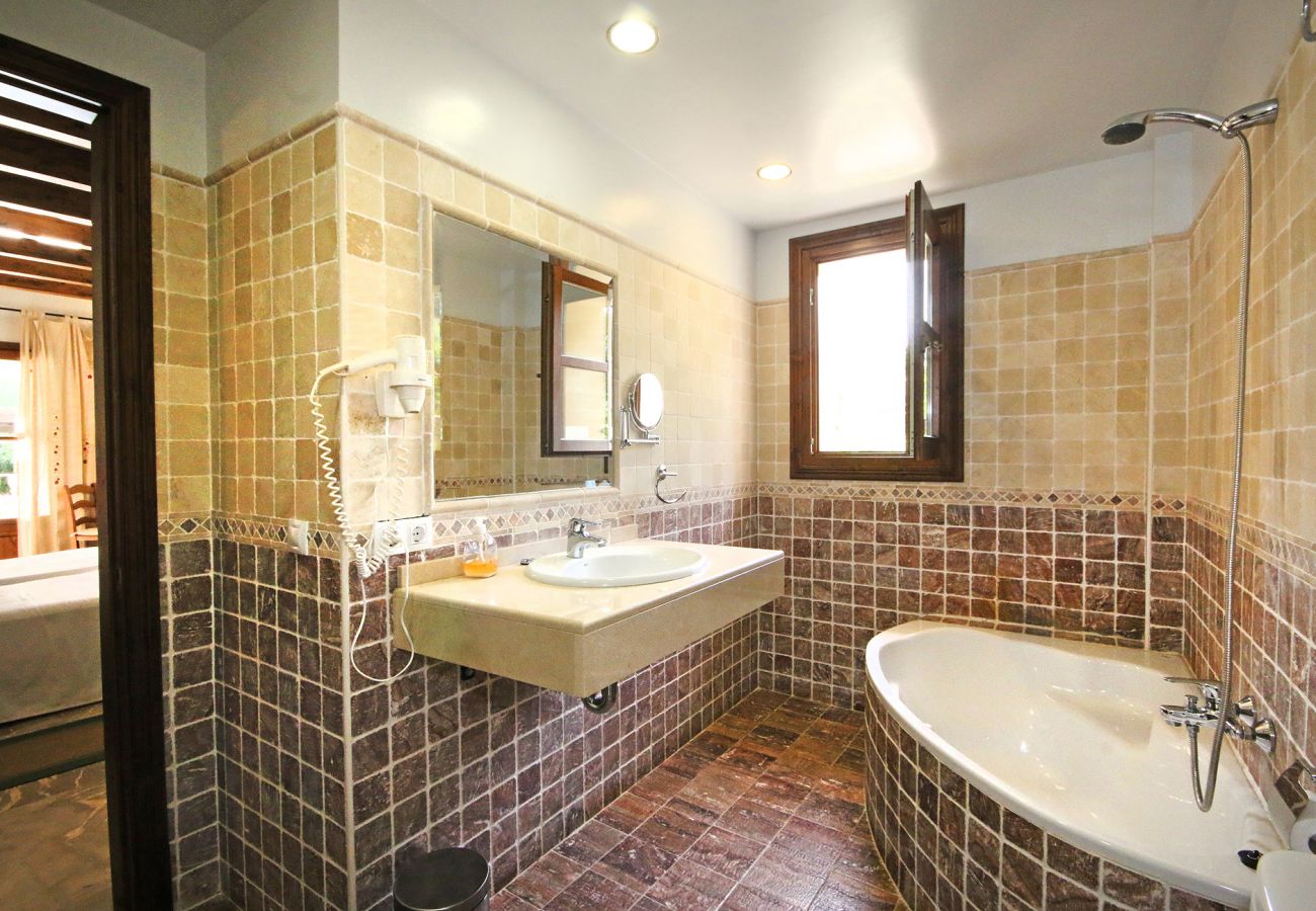 Bad en Suite mit Dusche und Wanne der Finca Casa Petra in Petra 