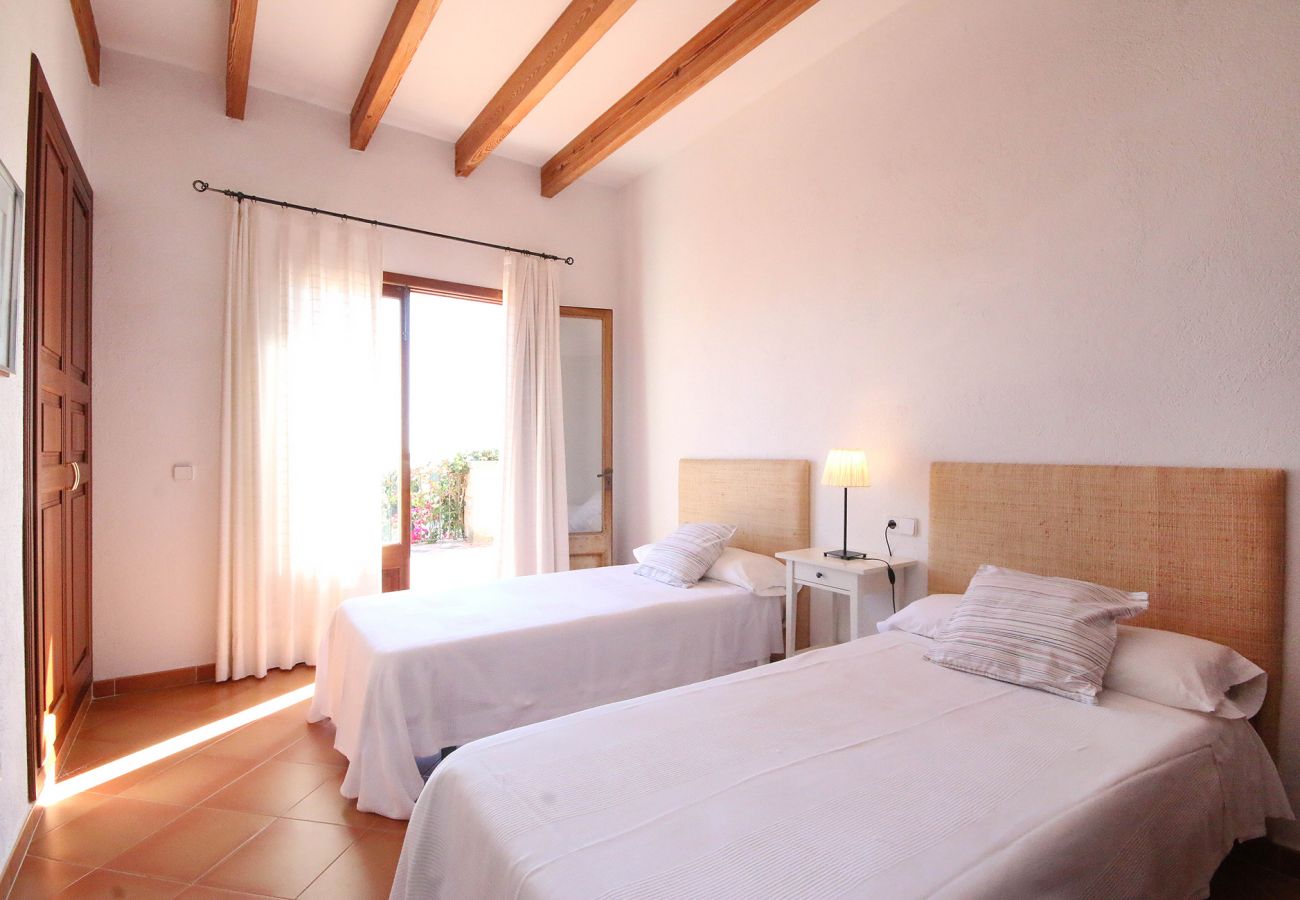 Schlafzimmer mit 2 Einzelbetten der Finca Es Pinar bei Son Servera