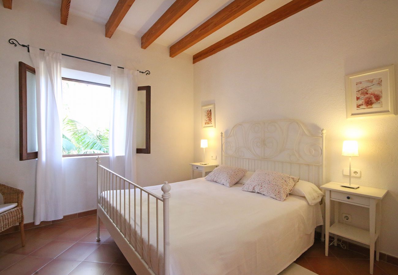 Schlafzimmer mit Doppelbett der Finca Es Pinar bei Son Servera