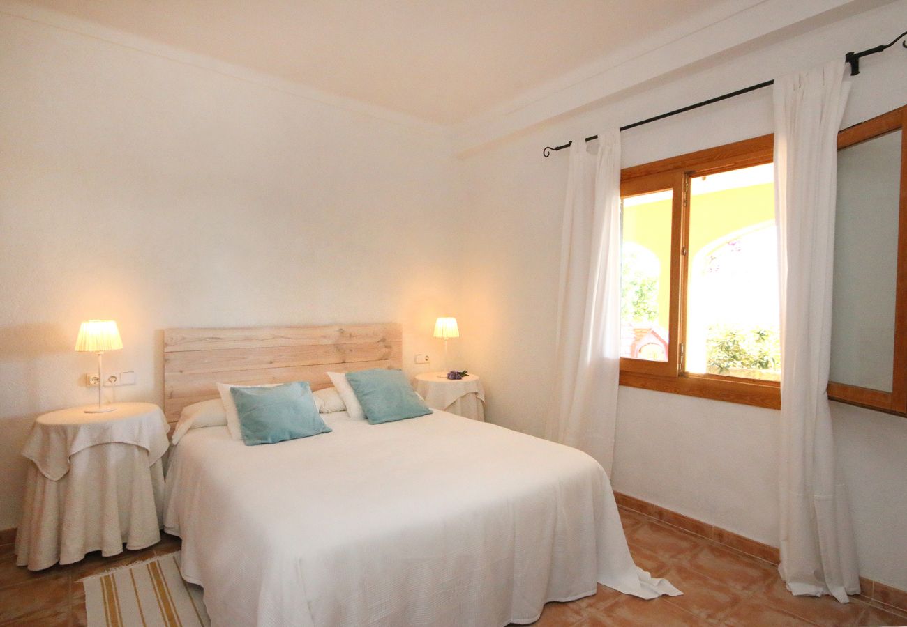 Schlafzimmer mit Doppelbett der Finca Es Pinar bei Son Servera