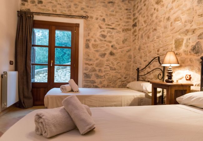 Schlafzimmer mit Einzelbetten der Finca Belisa bei Petra 
