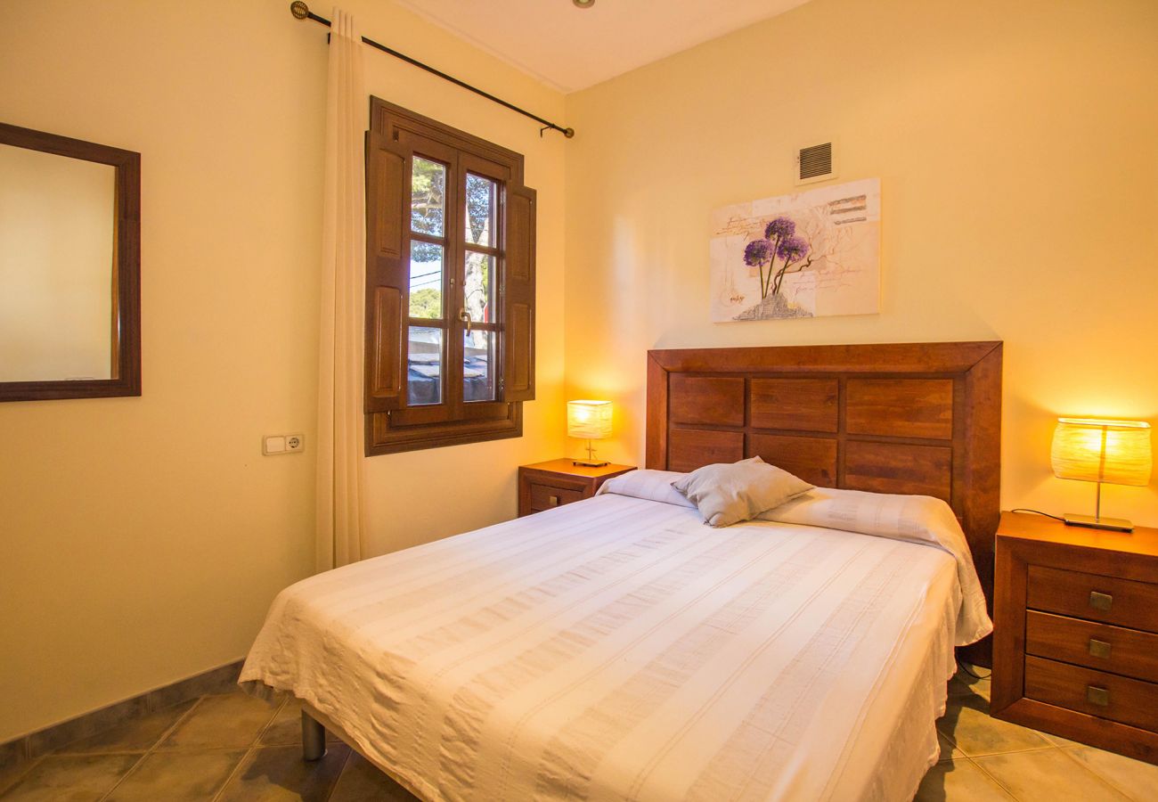 Schlafzimmer mit Doppelbett der Finca Repost in Cala Ratjada 