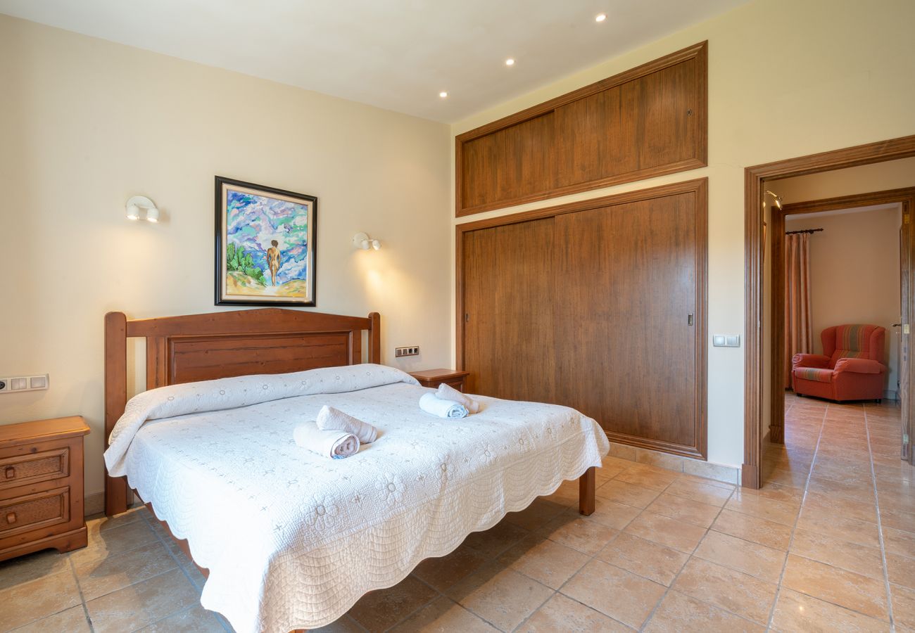 Schlafzimmer mit Doppelbett der Finca Na Pujola in Porto Petro 