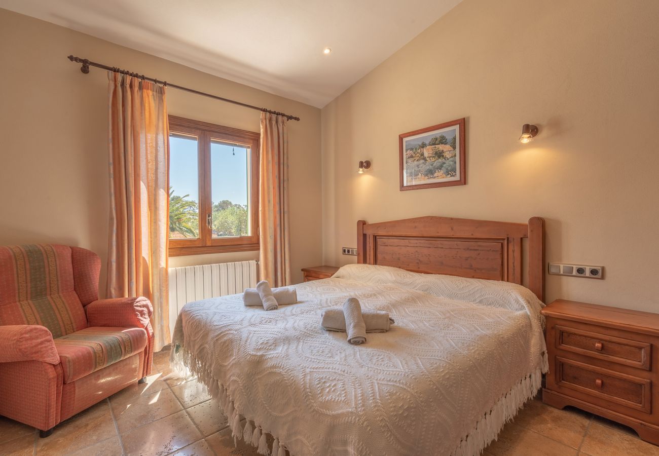 Schlafzimmer mit 2 Einzelbetten der Finca Na Pujola in Porto Petro 