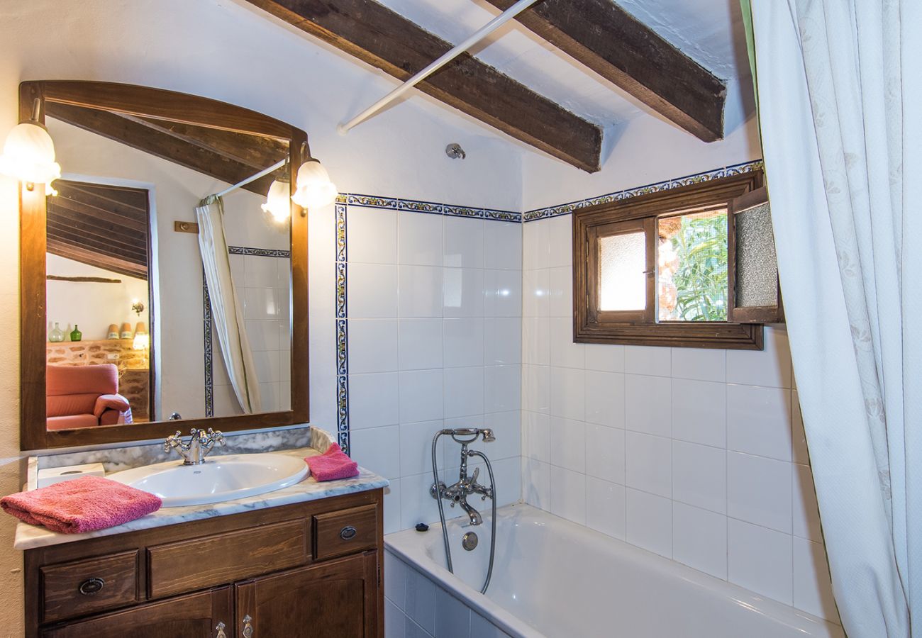 Badezimmer mit Badewanne und Vorhang der Finca Rafal Roig Es Galliner bei Manacor 