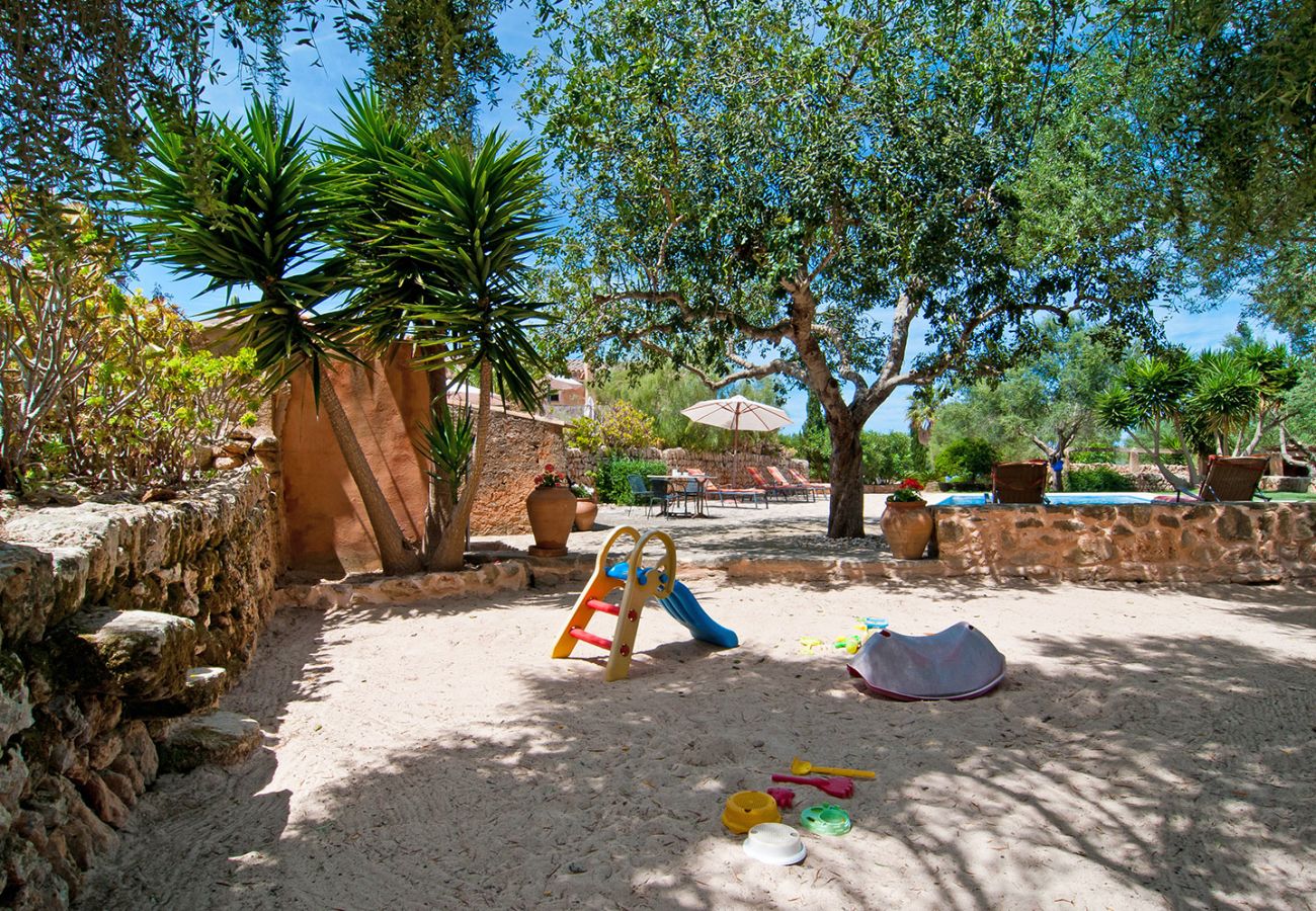 Spielplatz mit Sand und Rutsche der Finca Rafal Roig Es Galliner bei Manacor 