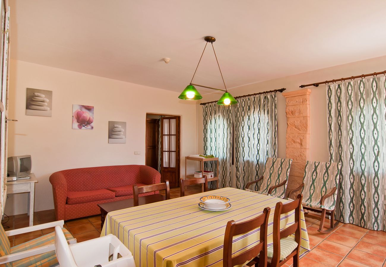 Ess- und Wohnzimmer mit Sofa der Finca Rafal Roig Es Vert bei Manacor