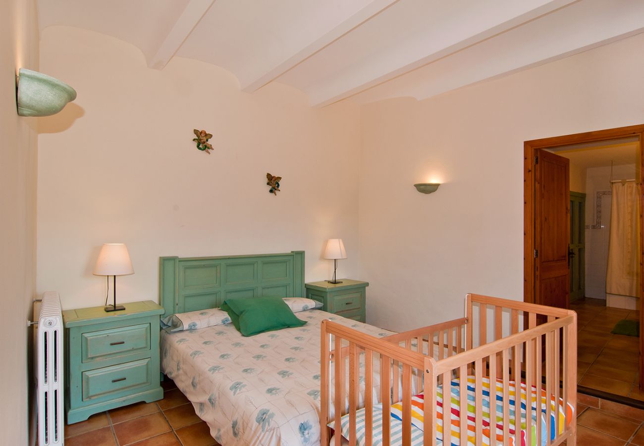 Doppelschlafzimmer mit Tür zum Bad der Finca Rafal Roig Es Vert bei Manacor