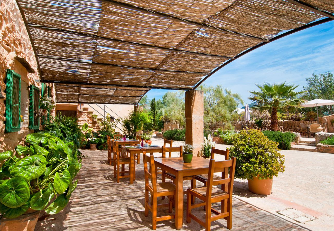 Terrasse mit Tischen und Stühlen der Finca Rafal Roig Es Vert bei Manacor