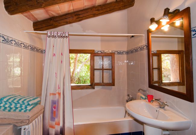 Bad mit Badewanne und Duschvorhang der Finca Rafal Roig Es Menjador bei Manacor