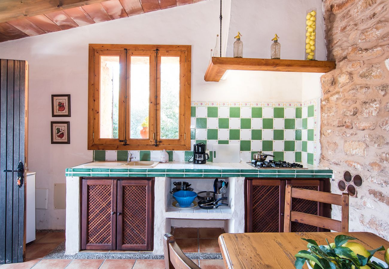 Küchenzeile großem Fenster der Finca Rafal Roig Es Cestador bei Manacor