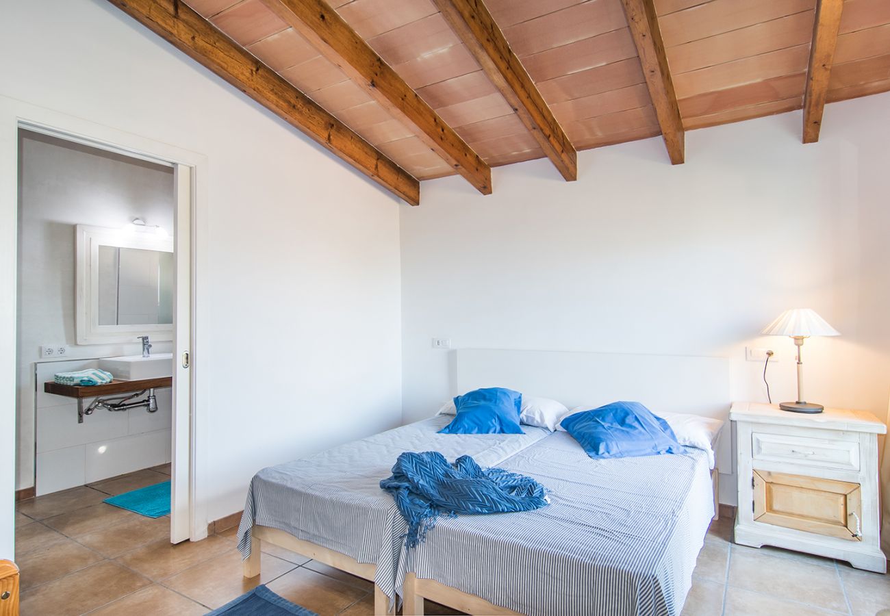 Schlafzimmer mit 2 Einzelbetten der Finca Rafal Roig Es Blau bei Manacor