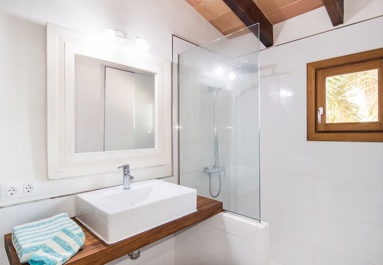 Badezimmer mit Dusche der Finca Rafal Roig Es Blau bei Manacor