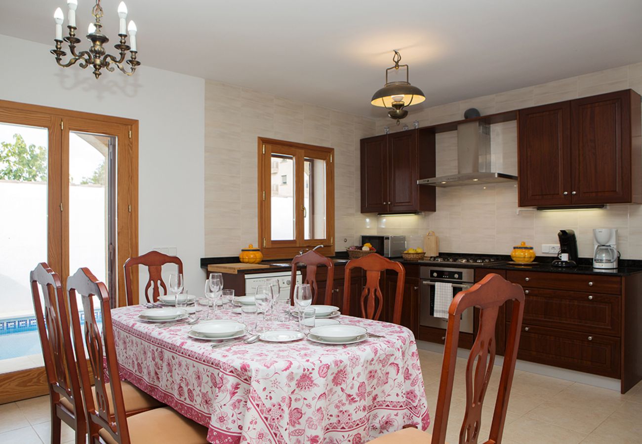 Esstisch und Küche der Finca Casa Libertad in Campos 