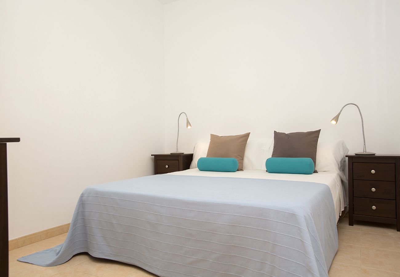 Schlafzimmer mit Doppelbett der Finca Casa Libertad in Campos 