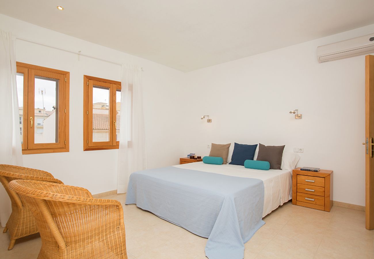 Schlafzimmer mit Doppelbett der Finca Casa Libertad in Campos 