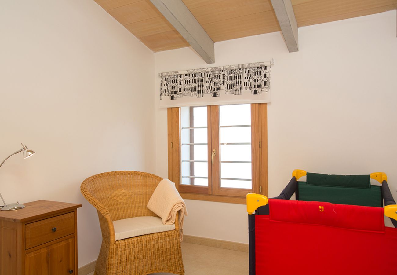 Zimmer und Stuhl der Finca Casa Libertad in Campos 