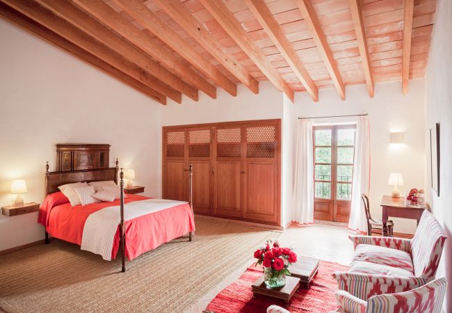 Schlafzimmer mit Doppelbett der Finca Son Doblons bei Son Serra de Marina