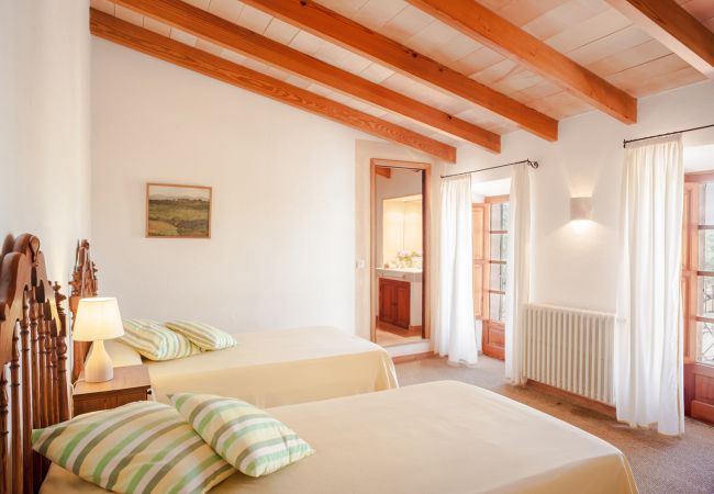 Schlafzimmer mit zwei EInzelbetten der Finca Son Doblons bei Son Serra de Marina
