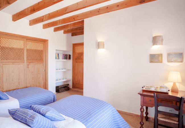 Schlafzimmer mit zwei Einzelbetten der Finca Son Doblons bei Son Serra de Marina