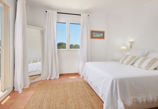 Schlafzimmer mit Doppelbett der Ferienwohnung Sa Punta bei Portocolom
