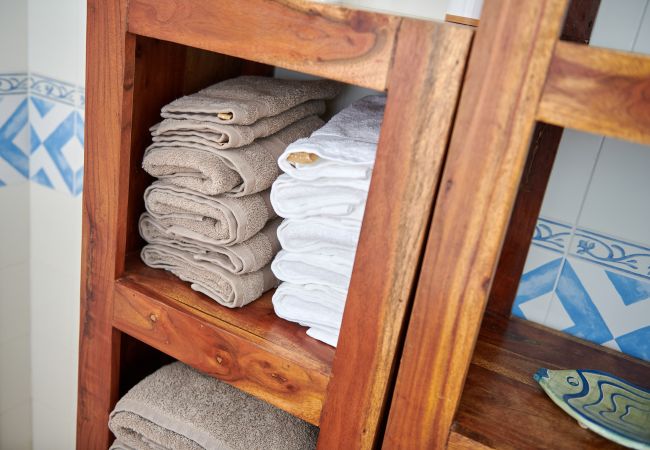 Handtücher und Badezimmer der Ferienwohnung Sa Punta bei Portocolom