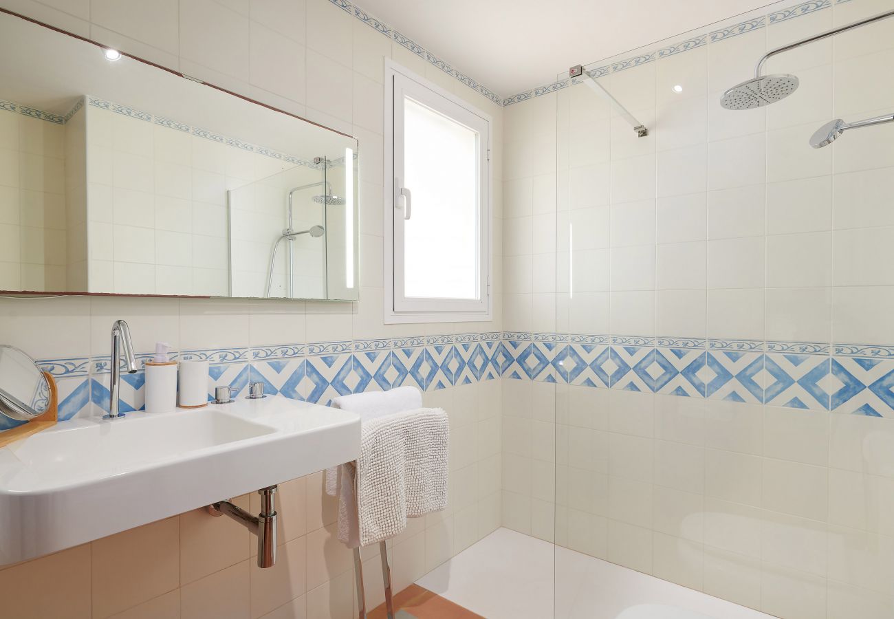 Badezimmer mit Dusche der Ferienwohnung Sa Punta bei Portocolom