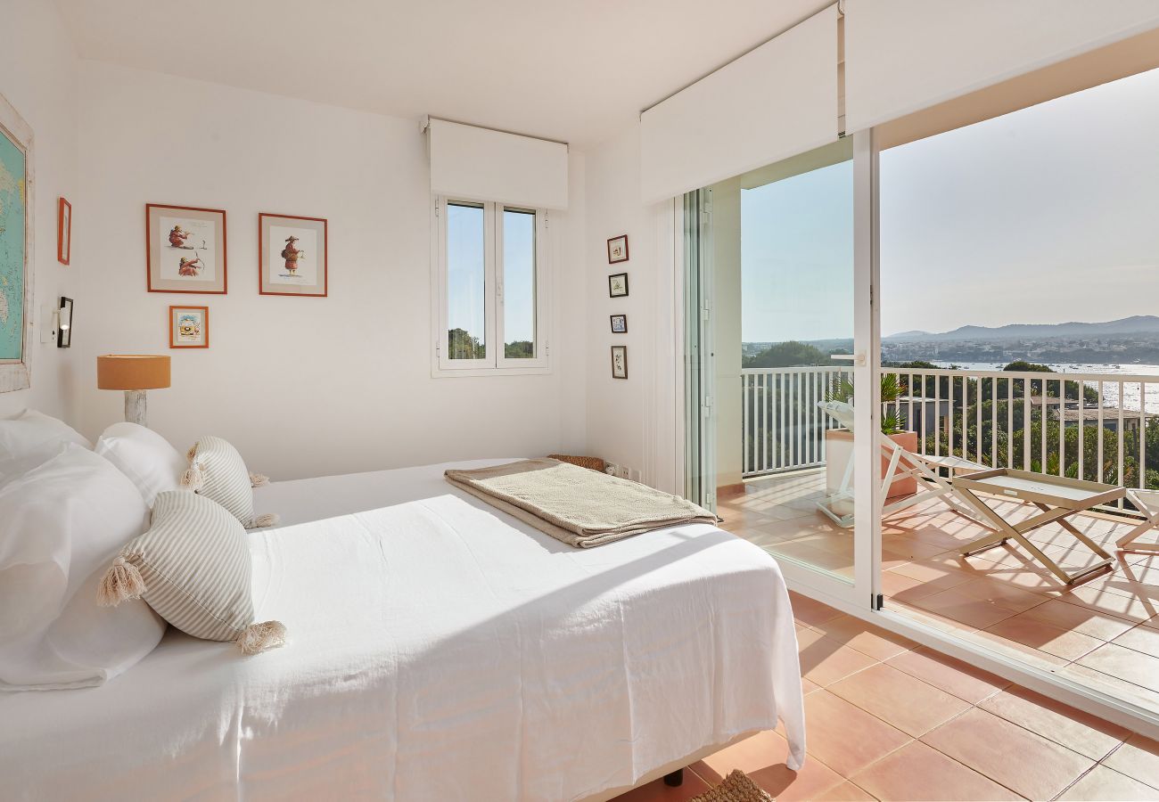 Schlafzimmer mit Ausblick von der Ferienwohnung Sa Punta bei Portocolom