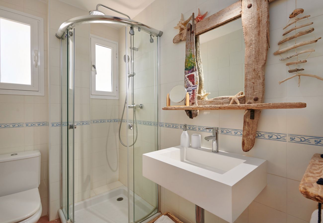 Modernes Badezimmer mit Dusche der Ferienwohnung Sa Punta bei Portocolom