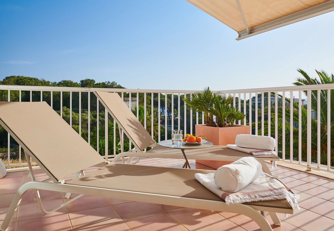 Terrasse mit Liegen der Ferienwohnung Sa Punta bei Portocolom