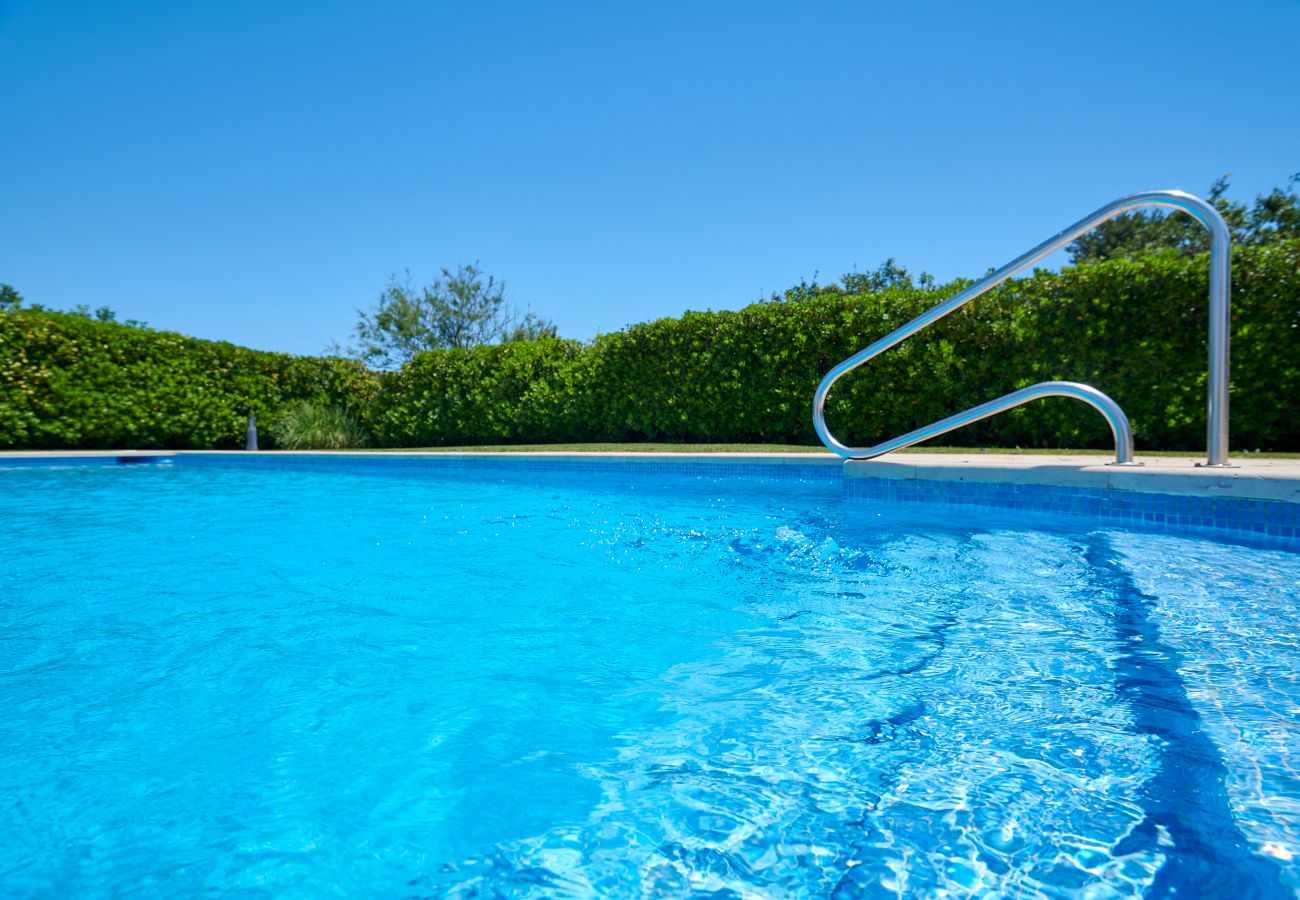 Pool und Hecke der Ferienwohnung Sa Punta bei Portocolom
