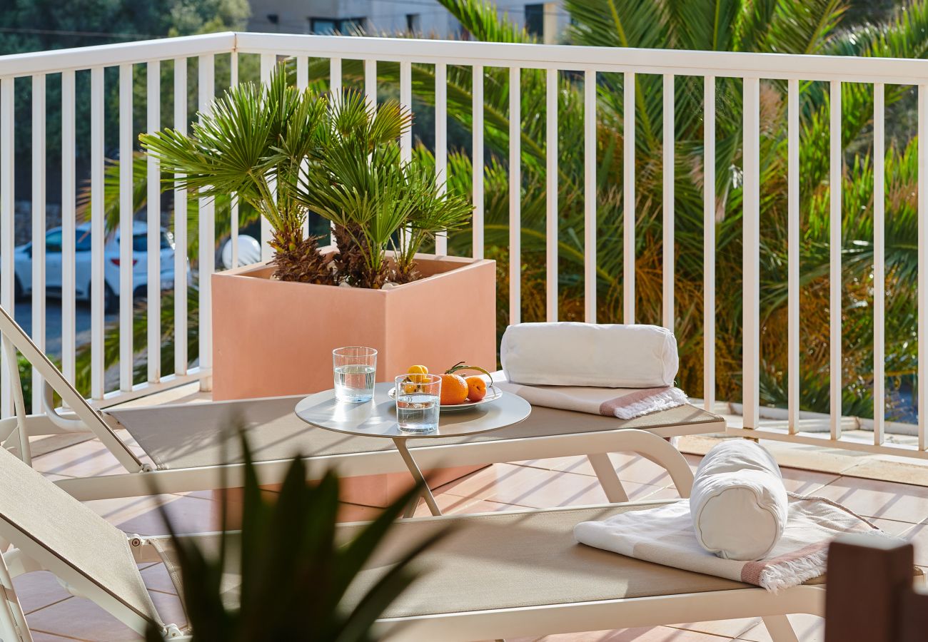 Terrasse mit Liegen der Ferienwohnung Sa Punta bei Portocolom