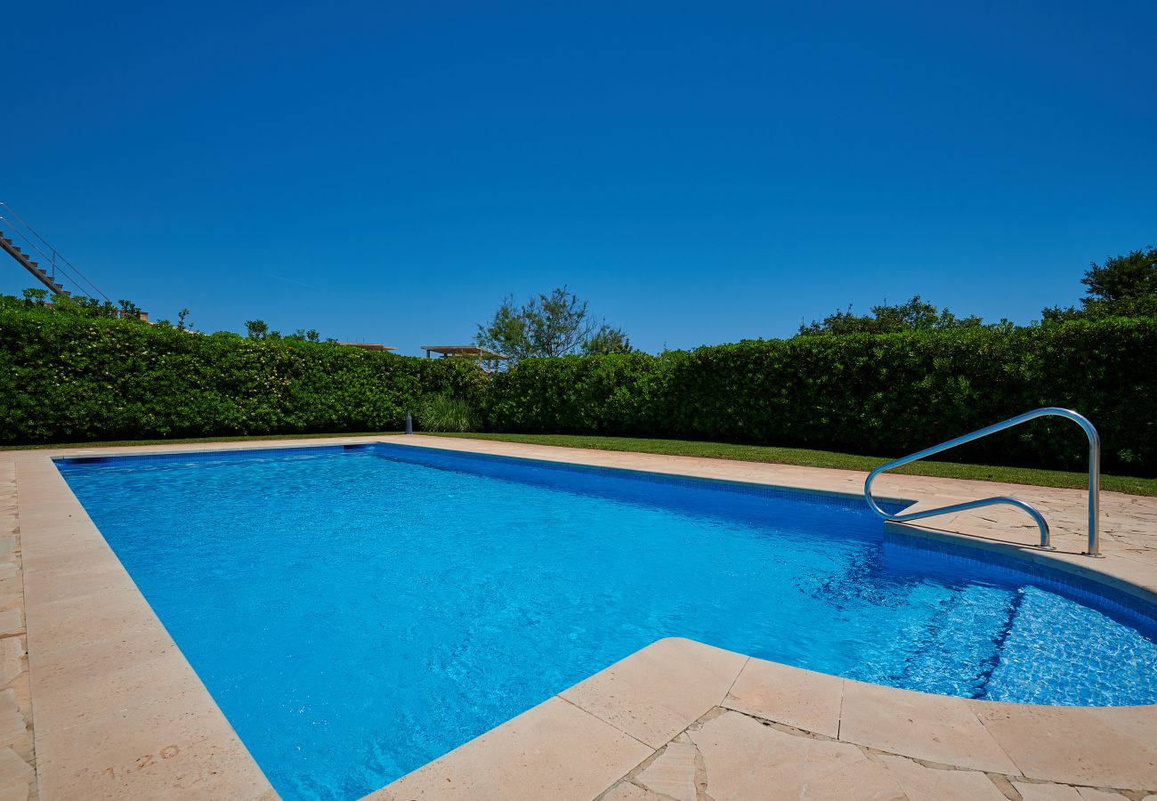 Pool und Garten der Ferienwohnung Sa Punta bei Portocolom